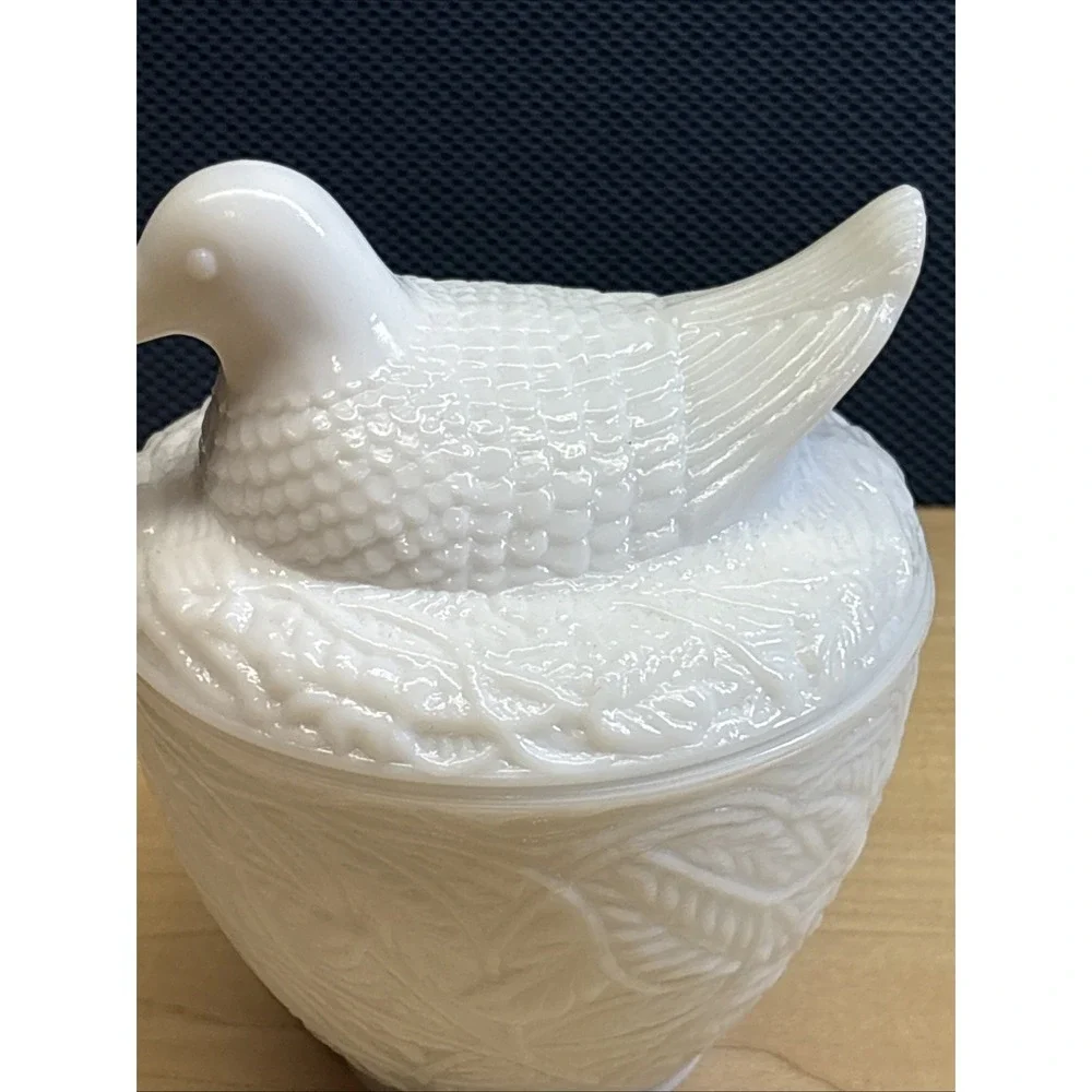 Hen On a Nest Milk Glass Trinket/Candy Covered Dish Vintage Avon 1970's